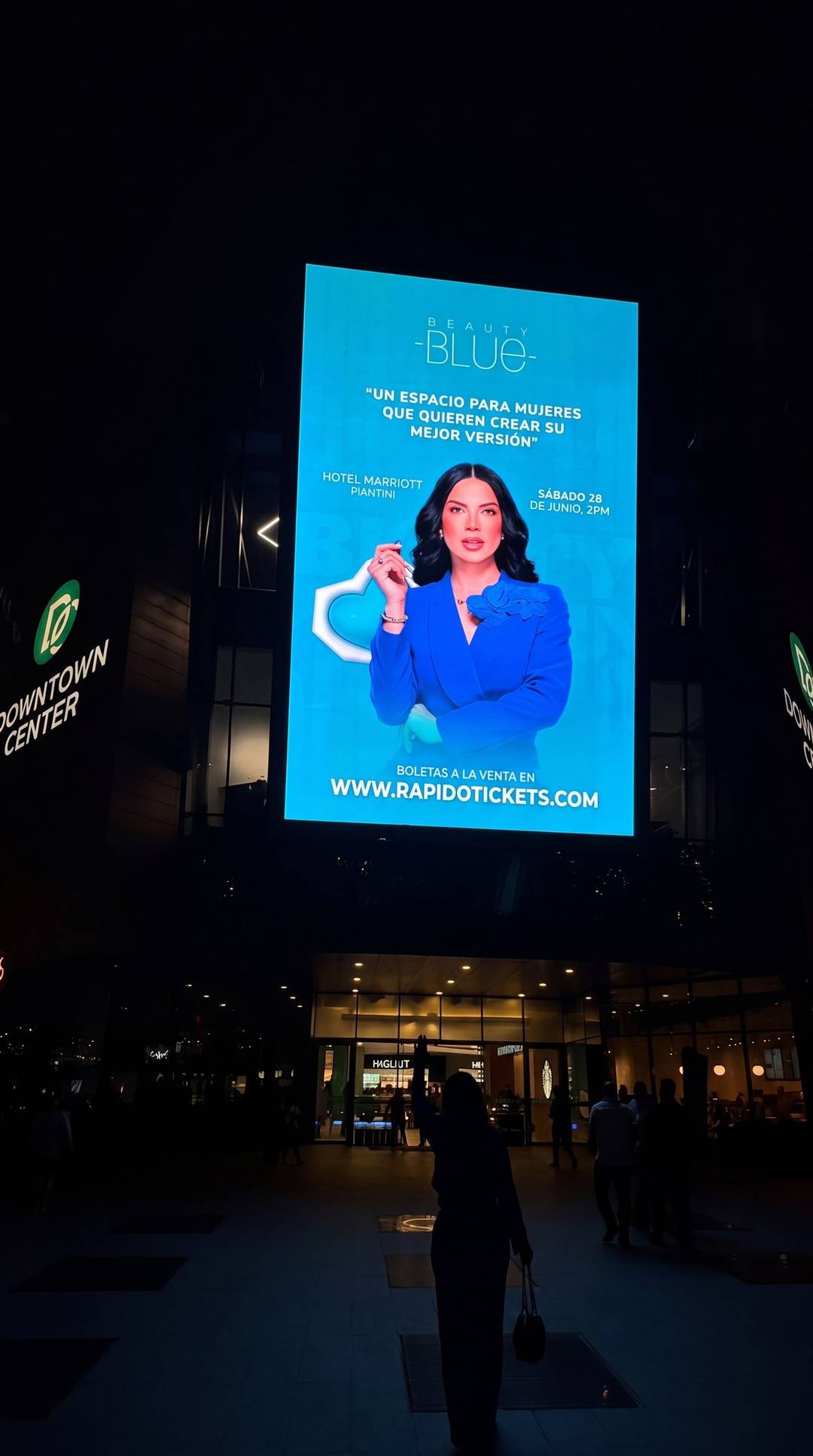 Pantalla gigante del Downtown Center anunciando Beauty Blue, boletas a la venta en rapidotickets.com